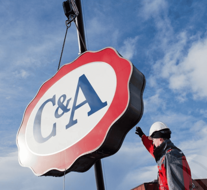 C&A bord ophangen door Haco Groep