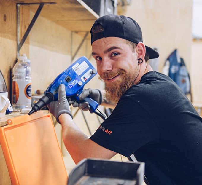 Mannelijke medewerker met apparaat