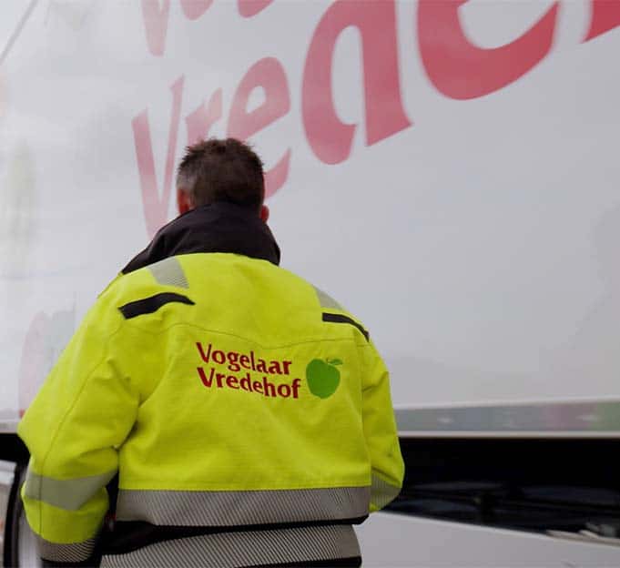 Medewerker bij vrachtwagen Vogelaar Vredehof