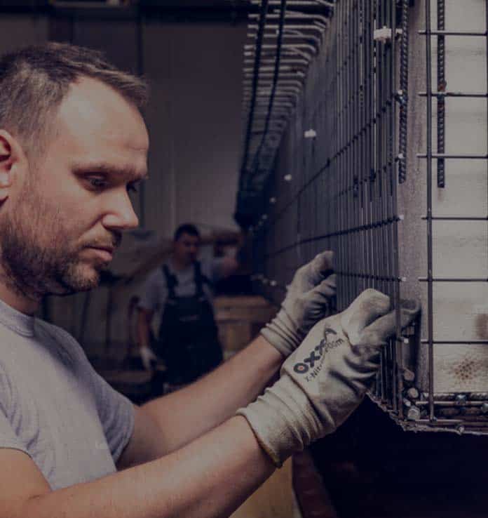 Medewerker bezig met geruit hekwerk