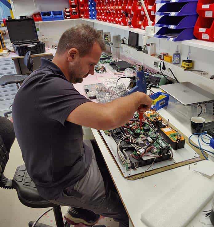 Medewerker bezig met een computer bord