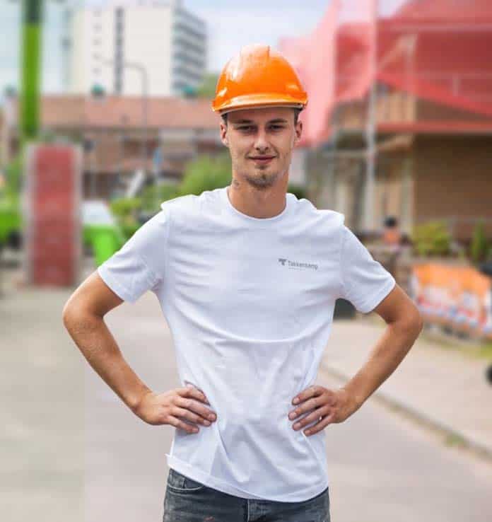 Medewerker Takkenkamp Groep met gele helm op hoofd