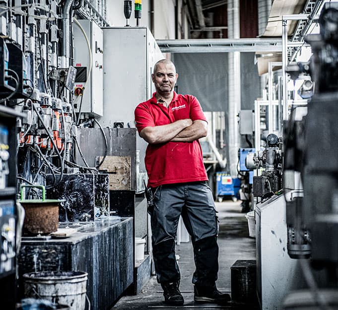 Hakwood medewerker met armen over elkaar