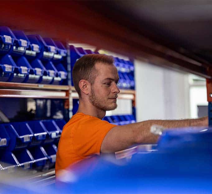 Medewerker aan het werk in magazijn