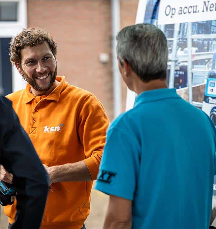 KSN medewerker in gesprek